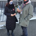 Sylwia i Oskar stoją i rozmawiają